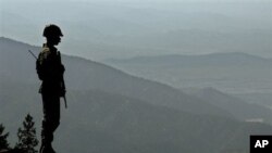 A Pakistan army soldier stands alert, as he monitors the Afghan-Pakistan border at Kundigar post, some 80 kilometers southwest of Miran Shah, capital of Pakistani tribal belt of North Waziristan (FILE).