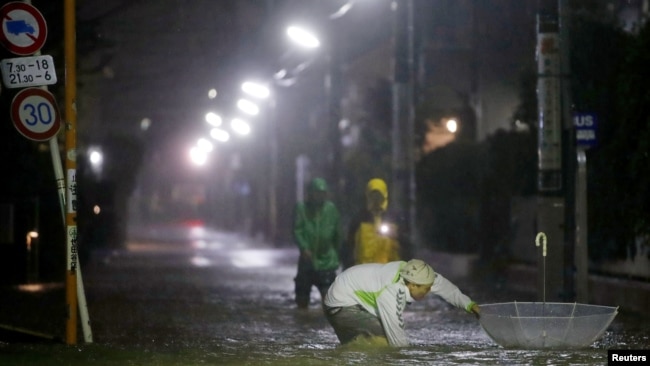 日本东京10月12日晚遭受海贝思台风带来的暴雨袭击。