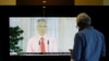 စင်္ကာပူ ဝန်ကြီးချုပ် Lee Hsien Loong ရဲ့ ပြောကြားချက်ကို ရုပ်သံလိုင်း တခုကနေ ကြည့်ရှုနေတဲ့ အမျိုးသားတဦး (ဧပြီ ၀၃၊ ၂၀၂၀)