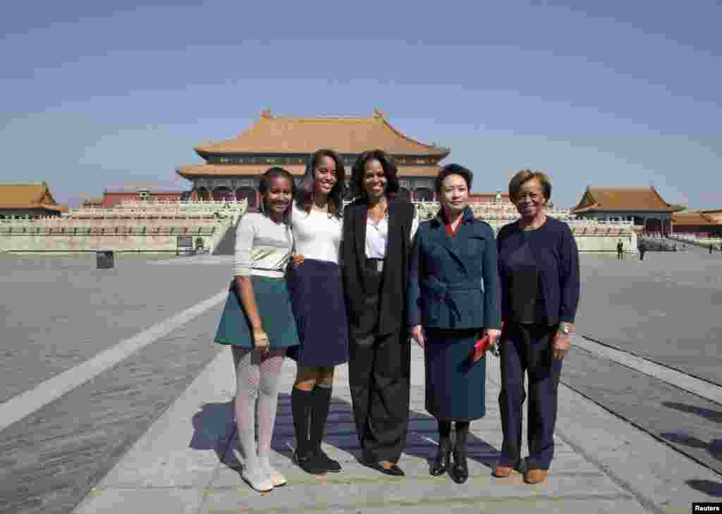 Ibu Negara AS Michelle Obama, anak perempuannya Sasha dan Malia dan ibunya Marian Robinson berpose bersama Peng Liyuan, istri Presiden China Xi Jinping, ketika berkunjung ke Forbidden City atau Kota Terlarang di Beijing, 21 Maret 2014.