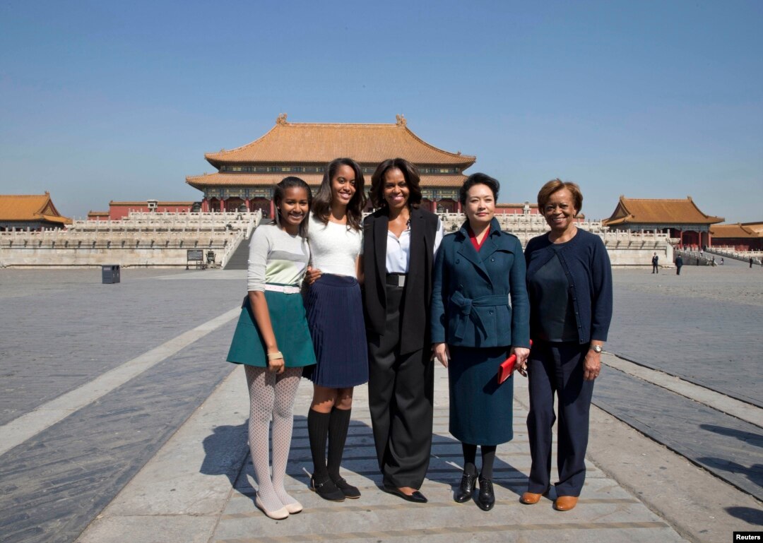 Michelle Obama visita a China acompanhada pelas filhas