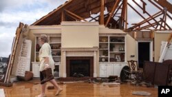 Rumah yang rusak oleh tornado di Adel, Georgia (22/1). (AP/Branden Camp)