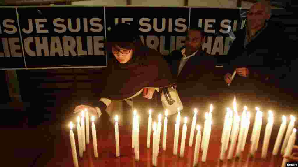 Des bougies sont placées devant une bannière mentionnant &quot;Je suis Charlie&quot; à l&#39;ambassade française à Hanoi, au Vietnam, le 8 janvier 2015.