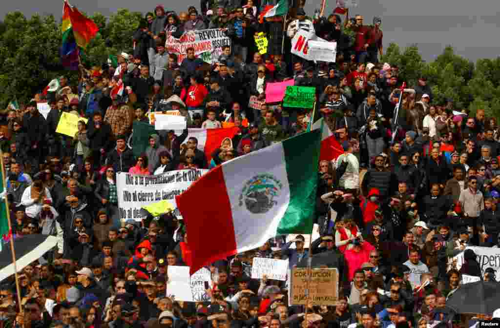تظاهرات علیه افزایش قیمت بنزین در شهر تیخوانا در مکزیک.