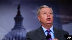 Senator Lindsey Graham berbicara di konferensi pers di Capitol Hill, Washington, 1 November 2017. (Foto:Dok)