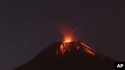 El volcán Tungurahua lanza lava y cenizas luego de tres explosiones, una de ellas muy intensa. 