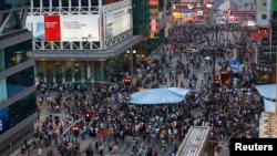民主派抗议者堵住香港旺角购物区的一处主要路口。（2014年10月4日）