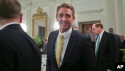 El senador Flake publicó recientemente un libro en el que critica las políticas del presidente Trump.