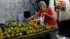 Etalage d'oranges d'un petit commerçant dans un marché à Rio de Janeiro, Brésil, 6 mai 2016. (Reuters/Pilar Olivares)