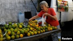 Etalage d'oranges d'un petit commerçant dans un marché à Rio de Janeiro, Brésil, 6 mai 2016. (Reuters/Pilar Olivares)