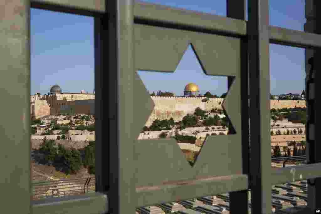 بعد از اعتراض ها و فشار بین المللی، اسرائیل گیت های امنیتی مقابل ورودی مسجد الاقصی را برداشت.