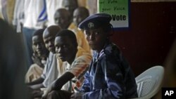 A southern Sudanese police officer provides security during voter registration in the southern town of Melut, 15 Nov 2010