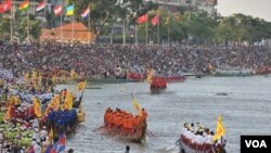 Festival perahu tradisional di Kamboja tahun ini memakan korban akibat kepanikan massal saat berdesakan di sebuah jembatan gantung.