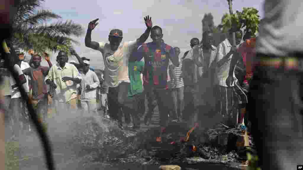 Waandamanaji wakiimba &quot;wacha tupite&quot; wakijaribu kuvuka kizuizi kilichowekwa katika mtaa wa Musaga mjini Bujumbura, May 4, 2015.