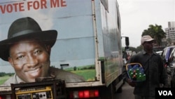 Sebuah truk di Lagos bergambar iklan kampanye bagi Presiden Nigeria, Goodluck Jonathan (13/4).