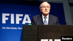 Presiden FIFA Sepp Blatter mengumumkan pengunduran dirinya di markas FIFA di Zurich, Swiss (2/6).