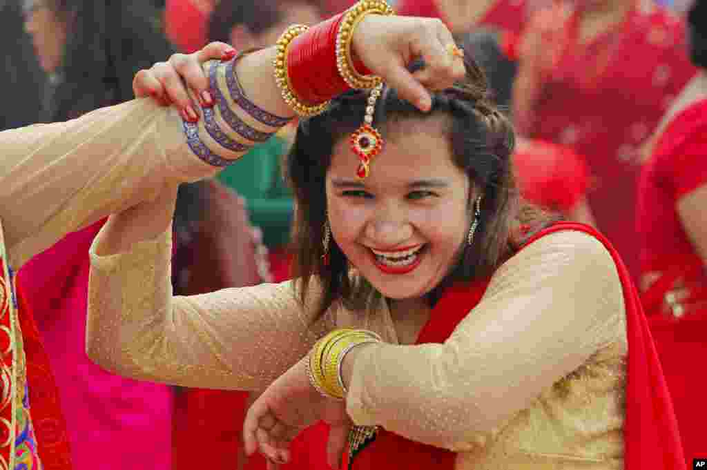Seorang perempuan Hindu Nepal melakukan tarian pada festival keagamaan Teej di Candi Pashupatinath, Kathmandu.