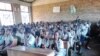 Les classes des écoles primaires sont surchargées au Burundi, le 3 novembre 2017. (VOA/Christophe Nkurunziza)