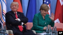 ປະທານາທິບໍດີ ສະຫະລັດ ທ່ານ ດໍໂນລ ທຣຳ, ຊ້າຍ, ແລະ ນາຍົກລັດຖະມົນຕີ ເຢຍຣະມັນ ທ່ານນາງ Angela Merkel
ໃນກອງປະຊຸມສຸດຍອດ G-20 ທີ່ເມືອງ ແຮມເບີກ, ປະເທດ ເຢຍຣະມັນ. 8 ກໍລະກົດ, 2017.