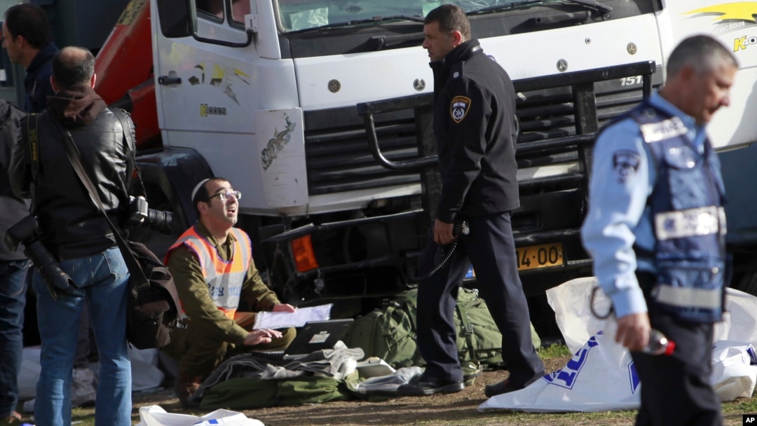 Camión embiste a soldados en Jerusalén y deja 4 muertos