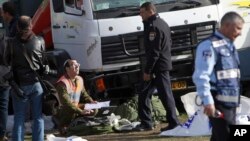 El atacante, identificado como Fadi al Kandar, conducía un camión Mercedes blanco y se subió a la acera al tiempo que el grupo de soldados de excursión descendían de un autobús.