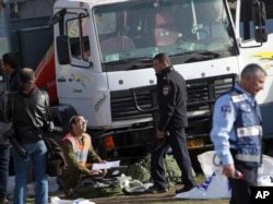 Cảnh sát Israel điều tra hiện trường vụ tấn công bằng xe tải ở Jerusalem, 8/1/2017.
