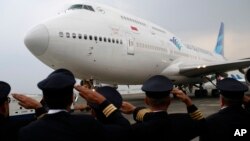 Para pilot Garuda Indonesia memberi hormat pada acara perpisahan pengoperasian pesawat Boeing 747 terakhir milik maskapai itu di Bandara Soekarno-Hatta, 9 Oktober 2017. (Foto: Dita Alangkara/ AP)