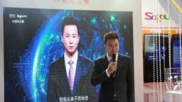 资料照片：新华社主播邱浩在中国浙江省第五届世界互联网大会上与人工智能邱浩在一起。（2018年11月7日）
