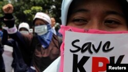 Para mahasiswa berunjuk rasa di Jakarta untuk mendukung KPK. (Foto: Reuters/ilustrasi)