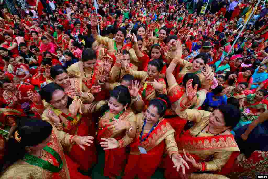 رقص زنان نپالی هندو در &laquo;جشنواره تیج&raquo;که در آن، زنان برای سعادت و خوشبختی زندگی زناشویی و زندگی طولانی و ارتباط پایدار بین آن&zwnj;ها تا زمان مرگ دعا می کنند.