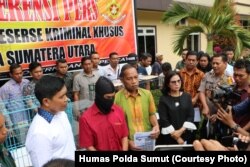 Pelaku penjualan satwa yang dilindungi, Arbain (berbaju merah), saat berada di Polda Sumut (Courtesy: Humas Polda Sumut)