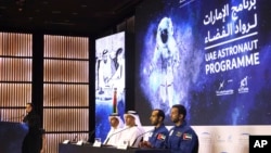 Astronot UEA pertama, Sultan al-Neyadi (kanan) dan astronot Hazza al-Mansoori (dua dari kanan) memberikan keterangan kepada media di Dubai, Uni Emirat Arab, 25 Februari 2019. (Foto: dok).