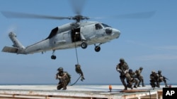 Ảnh minh họa: Lực lượng biệt kích của Hải quân Mỹ trong một khóa đào tạo nhảy xuống từ một chiếc trực thăng.