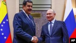 Tổng thống Venezuela trong cuộc gặp với Tổng thống Nga Putin ở Moscow cuối năm ngoái.