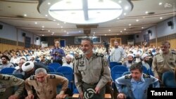  عبدالرحیم موسوی، نفر ایستاده وسط، فرمانده ارتش جمهوری اسلامی