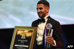 L'Algérien Riyad Mahrez sacré joueur africain de l'année 2016, à Abuja, le 5 janvier 2017.