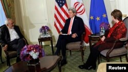 Menlu AS John Kerry (tengah), Utusan Uni Eropa Catherine Ashton (kanan) dan Menlu Iran Mohammad Javad Zarif dalam pertemuan di New York (25/9).