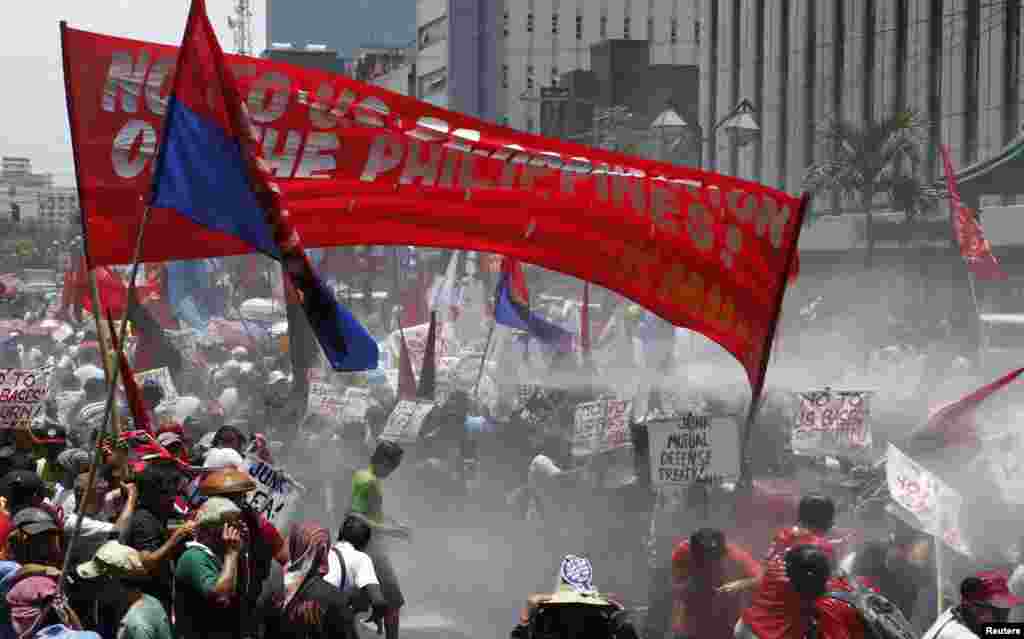 Police use a water cannon on &quot;Bayan Muna&quot; (My Country First) activists who tried to march to the U.S. embassy protesting&nbsp;President Barack Obama&#39;s visit, Manila April 29, 2014.&nbsp;