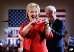 美国前国务卿希拉里·克林顿和丈夫、前总统克林顿在拉斯维加斯民主党党团会议上问候支持者（2016年2月20日）
