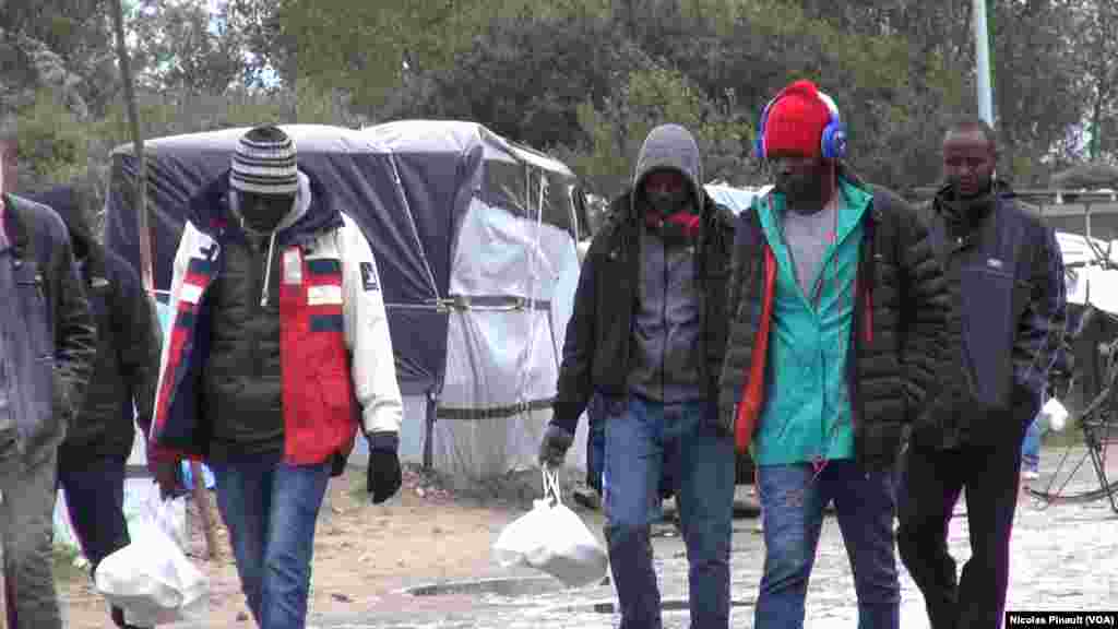 Des migrants soudanais dans la &quot;jungle&quot;. Ce camp est situé aux abords de Calais dans le nord de la France, 14 octobre 2015 (Nicolas Pinault/VOA).