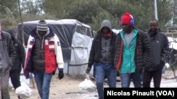 Des migrants soudanais dans la "jungle" de Calais, France, Octobre 2015 (Nicolas Pinault/VOA)