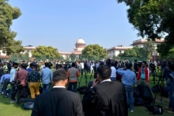 Kerumunan orang berkumpul di luar Mahkamah Agung di New Delhi, India, Sabtu, 9 November 2019 (Foto: AP)