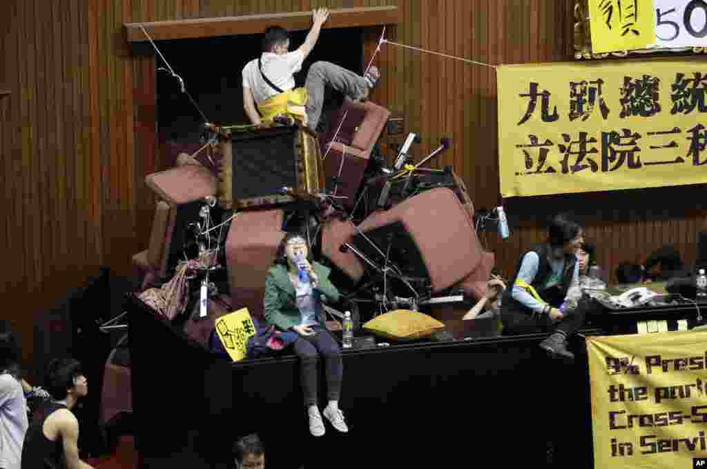 Students protesting a China-Taiwan trade pact barricade themselves in legislature in Taipei, March 19, 2014. 