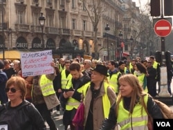 The 19th edition of the "yellow vest" protests in Paris was largely peaceful. (L. Bryant/VOA)