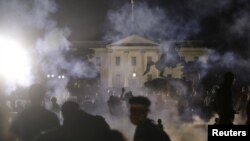 Demonstranti na mitingu ispred Bele kuće zbog ubistva Džordža Flojda, 31. maja 2020.