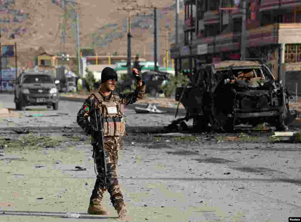 افغان سیکیورٹی فورسز کا ایک اہلکار دھماکے کے مقام پر موجود ہے اور حالات کا جائزہ لے رہا ہے۔ &nbsp; &nbsp; 