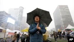 Warga berdoa untuk para korban feri Sewol yang tenggelam di altar memorial di Seoul, Korea Selatan (16/4). (AP/Ahn Young-joon)