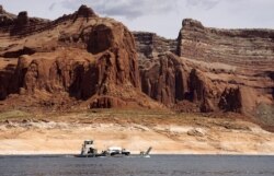 Sebuah tongkang membawa truk propana di Lake Powell dekat Page, Arizona, 27 Mei 2015. (Foto: REUTERS/Rick Wilking)