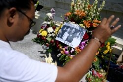 Seorang peserta doa bersama berdoa di tugu peringatan untuk para korban bom Bali 2002 dalam peringatan 17 tahun serangan teroris di Kuta, Bali, 12 Oktober 2019. (Foto: AFP)