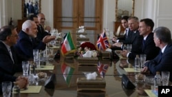 Iranian Foreign Minister Mohammad Javad Zarif (2nd-L) speaks with Britain's Foreign Secretary Jeremy Hunt (2nd-R) during their meeting in Tehran, Iran, Nov. 19, 2018.